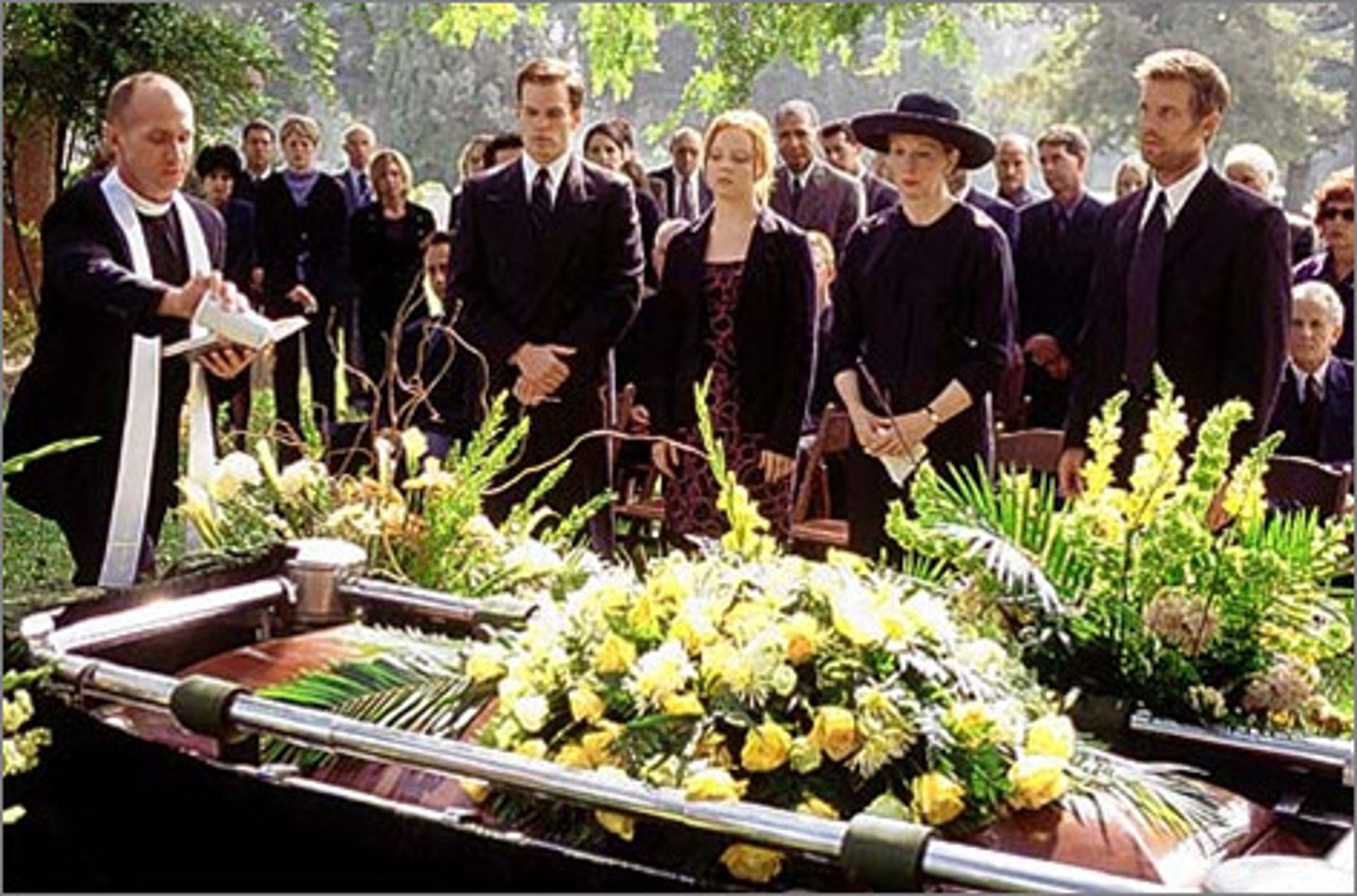 <p>ảm đạm, u ám. buồn rười rượi</p><p><em>The funeral was a somber occasion.</em></p>