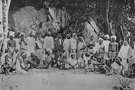 Def: Indentured servitude was a common way for poor Europeans to emigrate to the Americas. In exchange for an agreed upon period of labor, often three to seven years, a wealthy plantation owner would fund the passage of the worker to the New World.
Lo 6: This for of labor soon died out as the wealthy participated in slave trade as slaves never left.