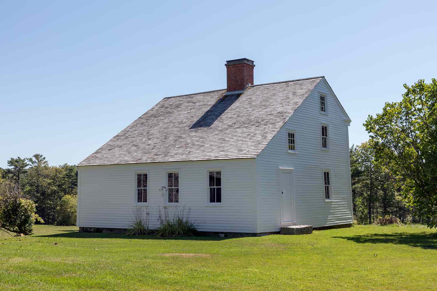 <p>frame houses with two stories in front and one in back, having a pitched roof with unequal sides, being short and high in front and long and low in back. The front of the house is flat and the rear roof line is steeply sloped.</p>