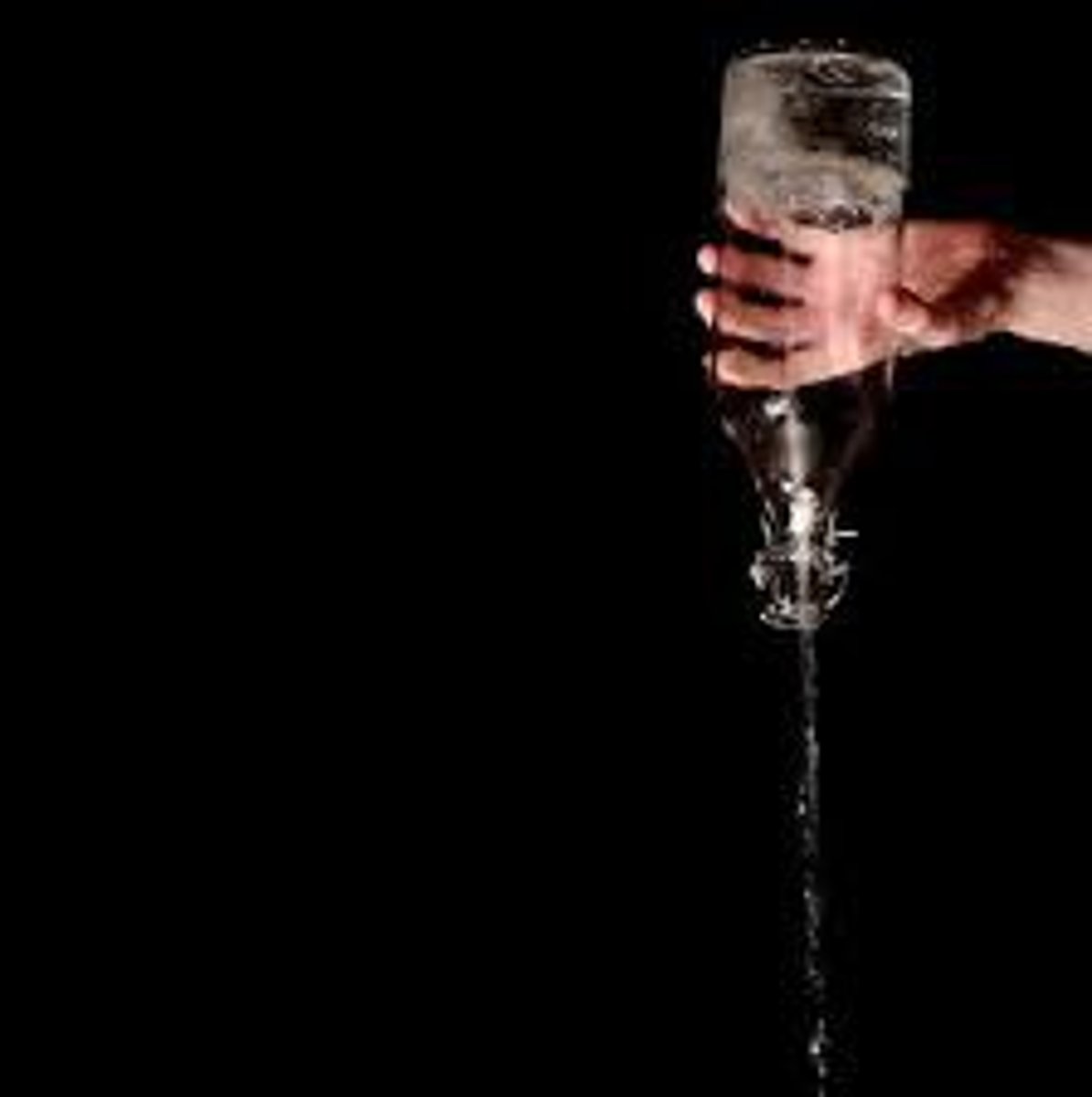 <p>phrasal v. thích nghi với = adapt to = get used to</p>