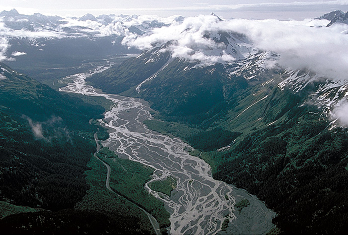 allerlei verschillende kanalen die zichzelf kruisen, zoals een vlecht. vaak in de bovenloop.
