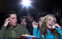 Les gens qui parlent au téléphone au cinéma nous _____ !