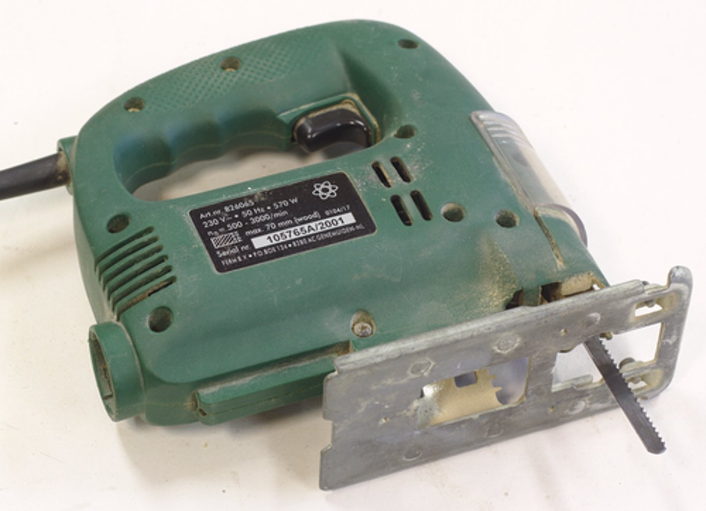 <p>Uses: A handheld power tool suitable for making straight or curved cuts. It has a reciprocating, narrow saw blade.</p>