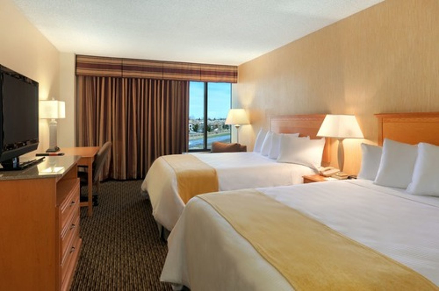 <p>n. guest rooms, lodging, suites, accommodations &gt;&lt; private home, personal residence Phòng khách sạn We booked two hotel rooms for our vacation. /ˈhoʊtəl ruːmz/</p>