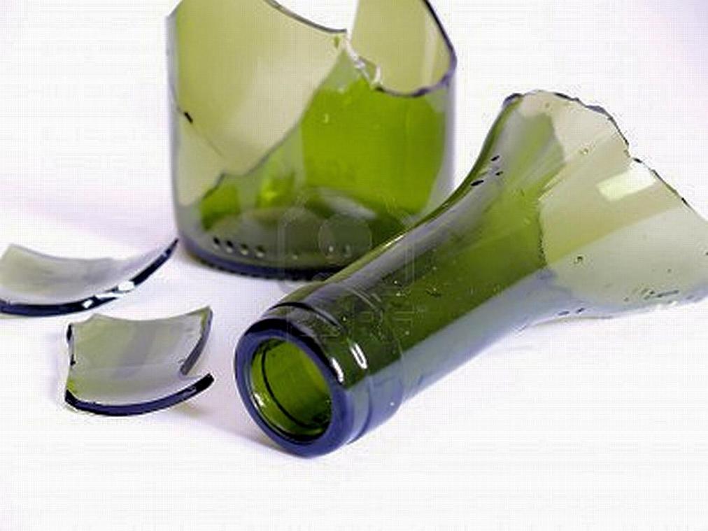<p>Débris (d'un objet de verre, d'une poterie).</p>