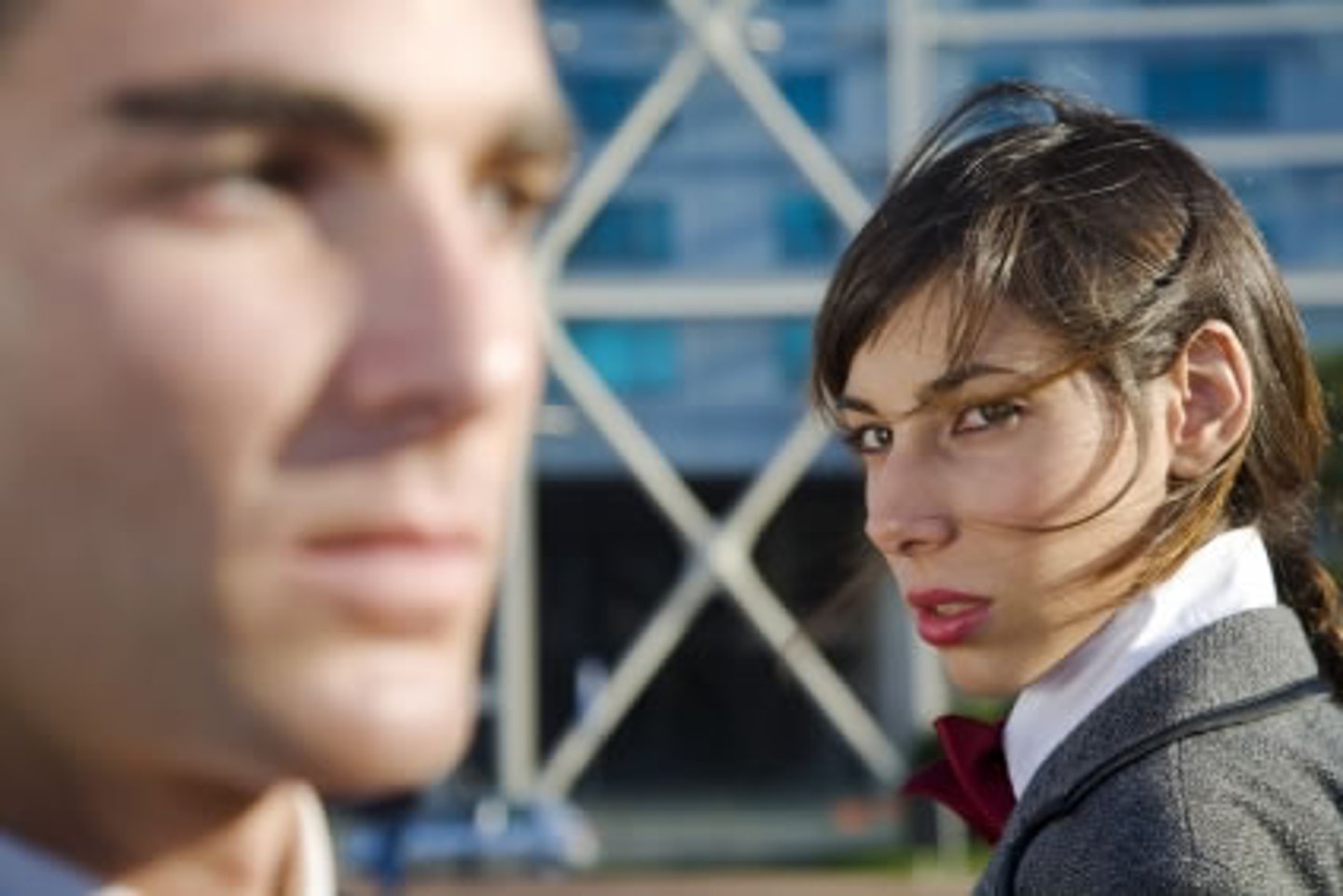 <p>to mistrust someone/something</p>