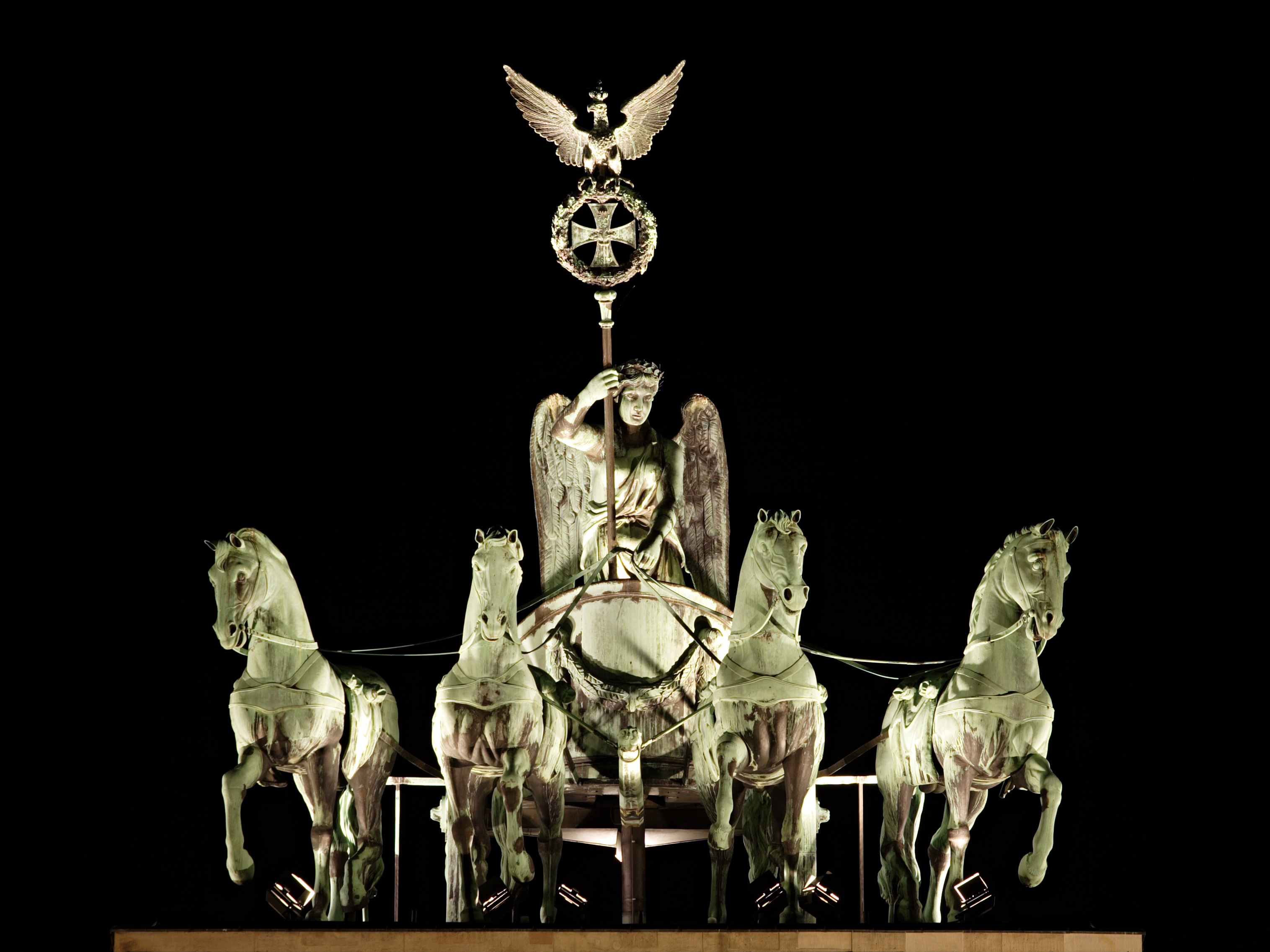 <p>Gruppo scultoreo con carro tirato da quattro cavalli usato dai romani per la decorazione degli archi di trionfo </p>
