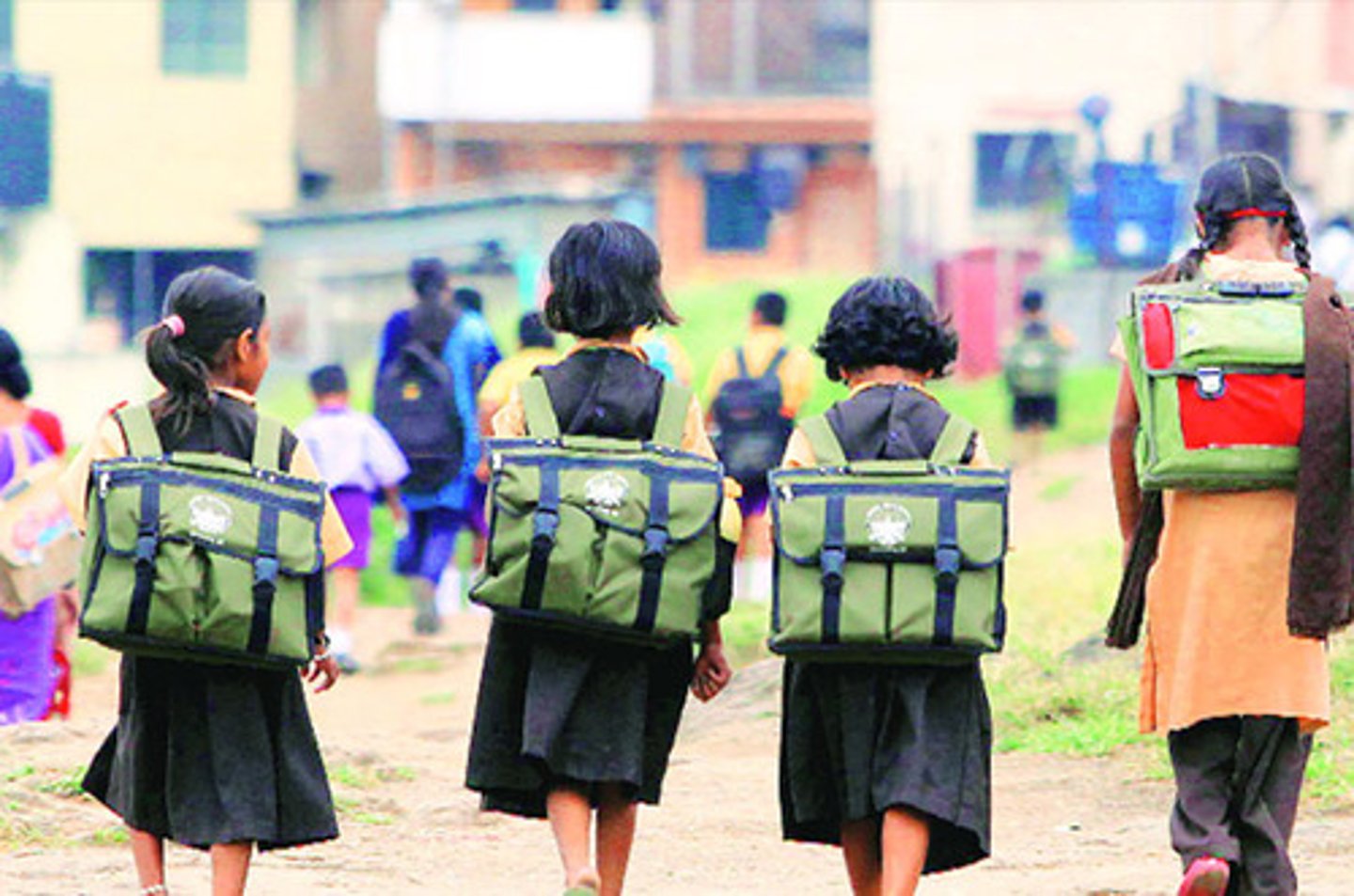 <p>(v.phr): đi bộ đến trường</p>