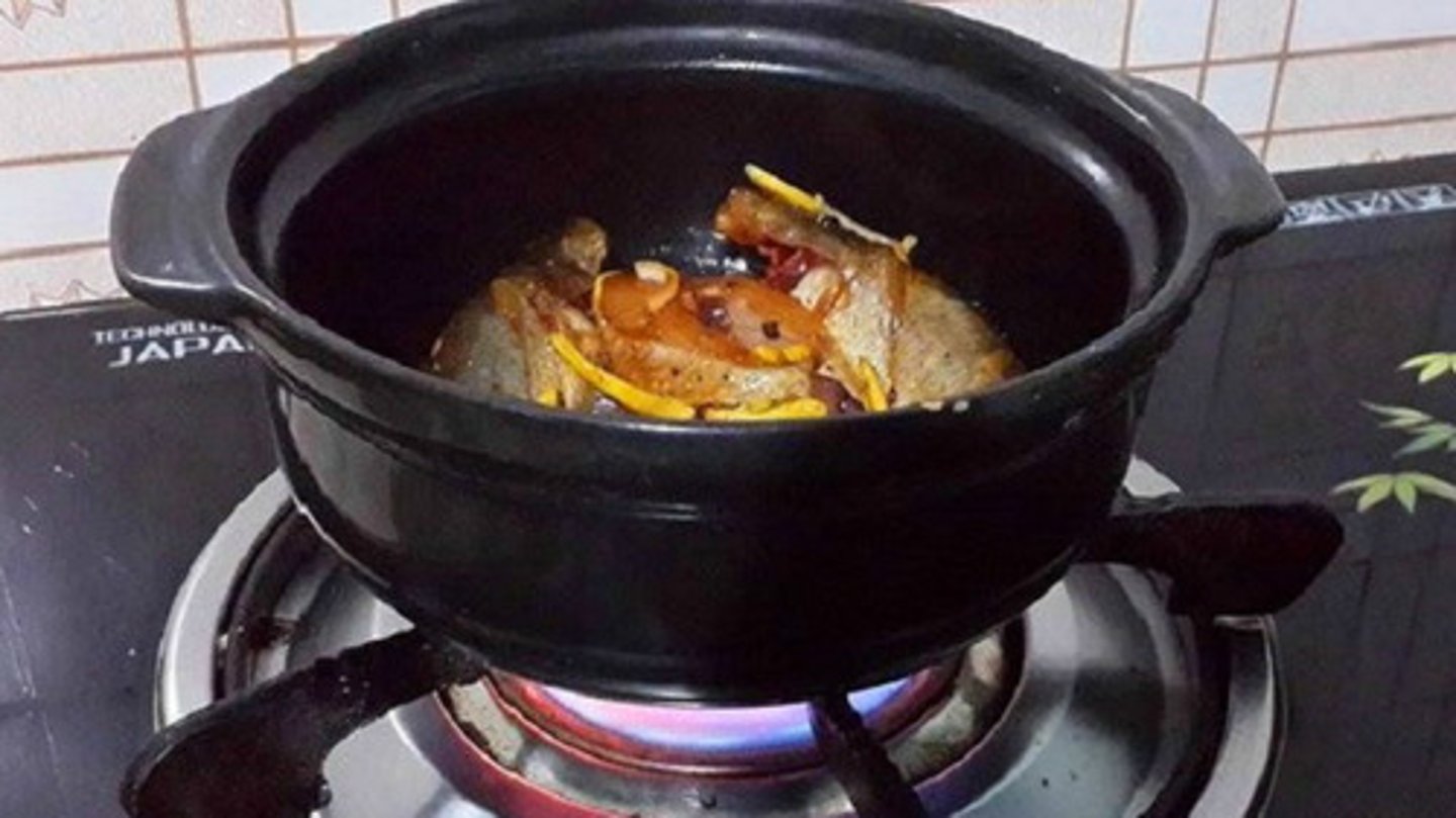 <p>hâm nóng đồ ăn thừa</p>