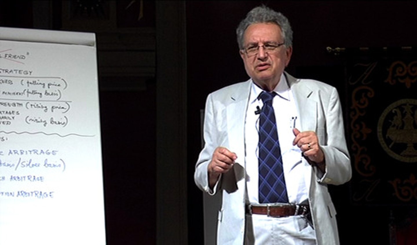 <p>giáo sư, giảng viên<br>그녀는 영문학 교수예요.<br>Cô ấy là giáo sư ngữ văn Anh.</p>