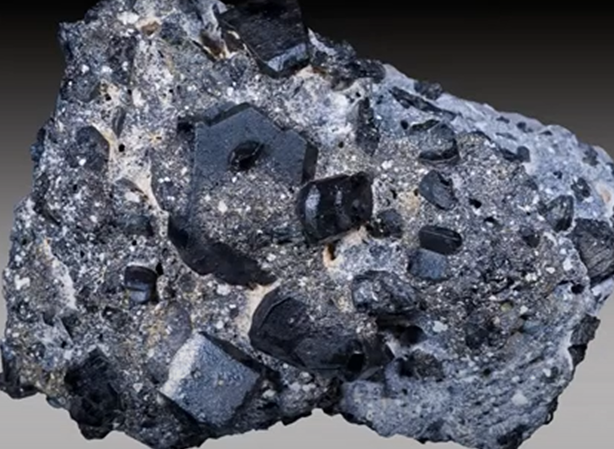 <p>Constituent of gabbro and basalt </p><p>black/green/brown/violet </p><p>commonly forest green </p><p>natural crystal behaviors to form short primatic crystals </p><p>cleavage angle 87 degrees </p><p>concoidal to uneven fracture </p><p>5.5 to 6 hardness</p>
