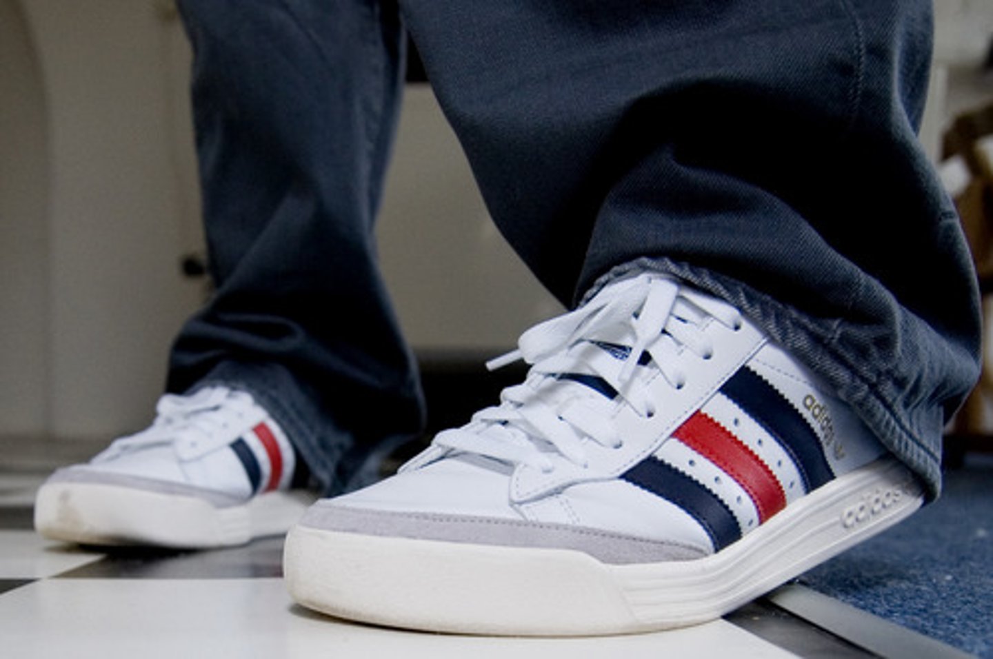 <p>(tennis) shoes</p>