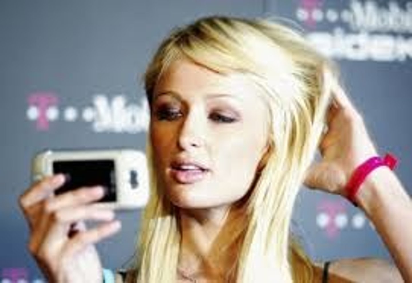 <p>trying to appear or sound more important or clever than you are, especially in matters of art and literature</p>
