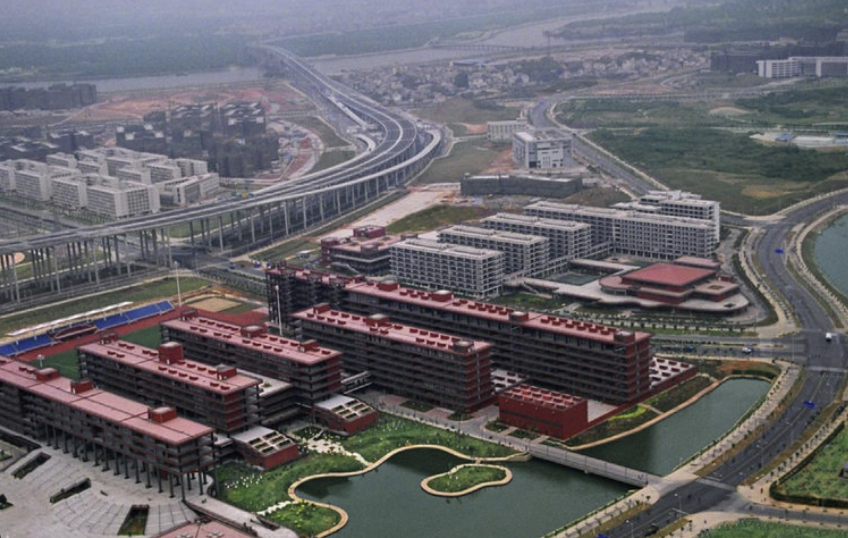 <p>100 university towns constructed in China, not just one town and one school, one town with many schools, uni towns are a strategy for local governments to profit from higher values of land → uni tows have been built so quickly bc of an increased demand for skilled workforce, expansion in enrollment, and they are a strategy for the states to raise revenue by raising the value of land in surrounding areas, 10,000 villagers relocated, densification, the speculative urban projects can be risky to banks and private investors, infrastructure is a major problem (3-4 hours to travel 40 miles), few opportunities for training and internships for students in and around uni towns</p>