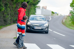 Il faut être très _________ en voiture pour éviter les accidents!