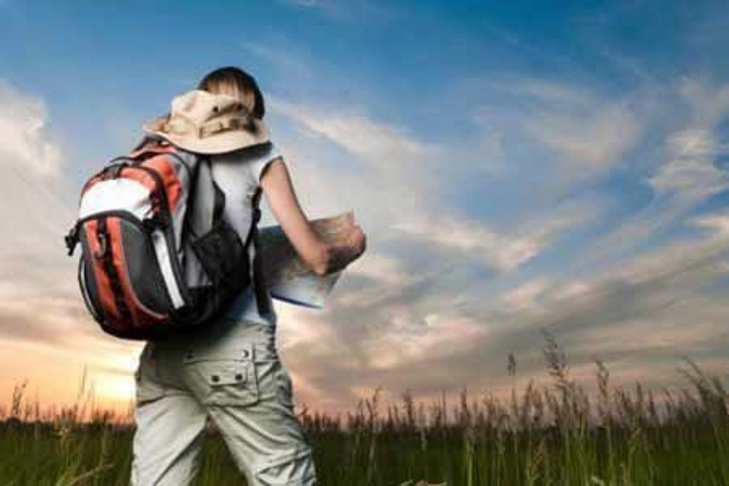 <p>(adv): độc lập</p>