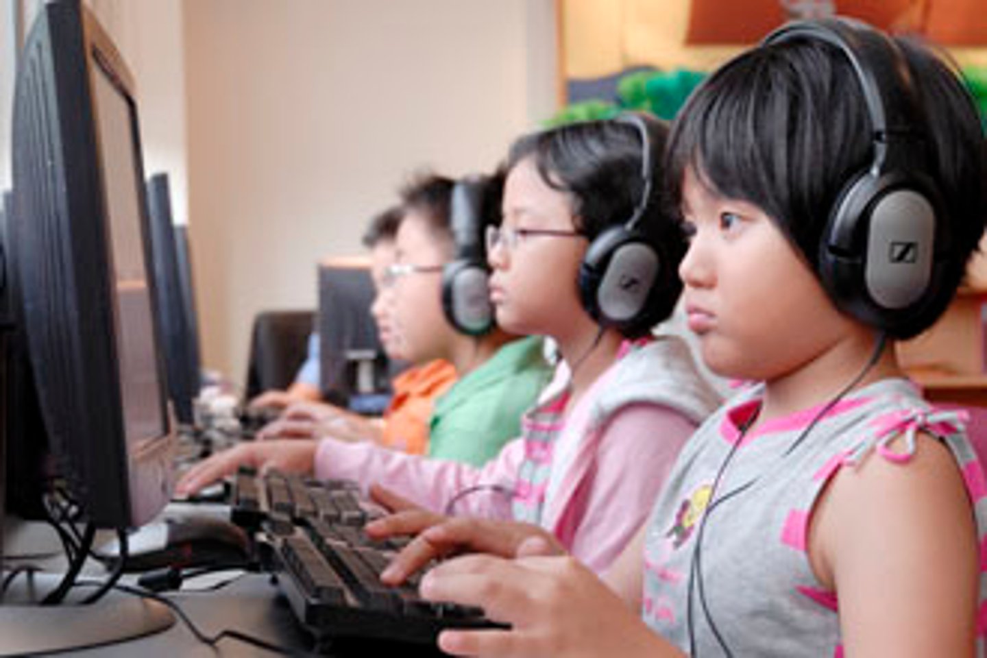 <p>to wear ;to use</p>