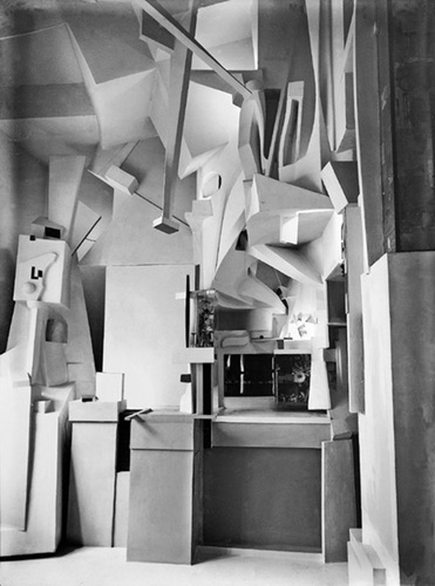<p>- (post-wagnerowska) idea dzieła całościowego/dzieła totalnego - Gesamtkunstwerk po dadaizmie</p><p>- mieszkanie = architektura + malarstwo + muzyka (Gesamtkunstwerk) - połączenie sztuk</p><p>- instalacja przed instalacją</p>