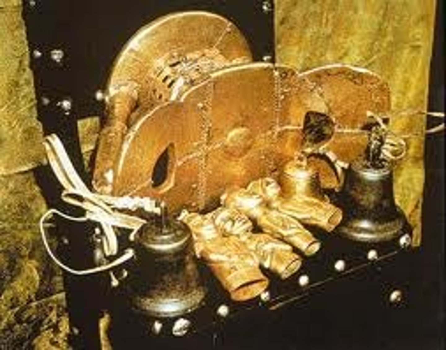 <p>Ashanti (GHANA), Gold on wood! <br><br>Sacred object, soul+symbol of Ashanti nation. SPECIAL OCCASIONS! it was brought by a priest.<br>NOT ACTUALLY A STOOL!!! Never touch the ground/humans. sits on a throne, bells warn kind of danger.<br>Stools=significant for Ashanti people, given for milestones. part of the soul lies in the stool<br>Also war fought over it because british are cringe 😂😂😂<br><br>SUNUM=SOUL</p>