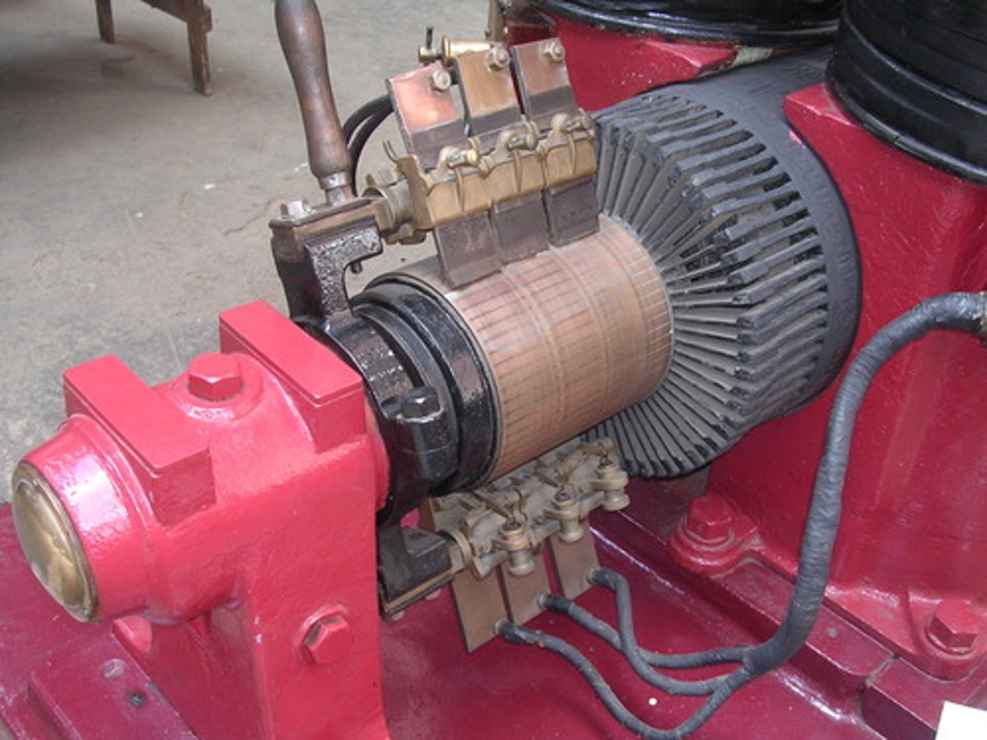 <p>máy phát điện (The generator produces power.)</p>
