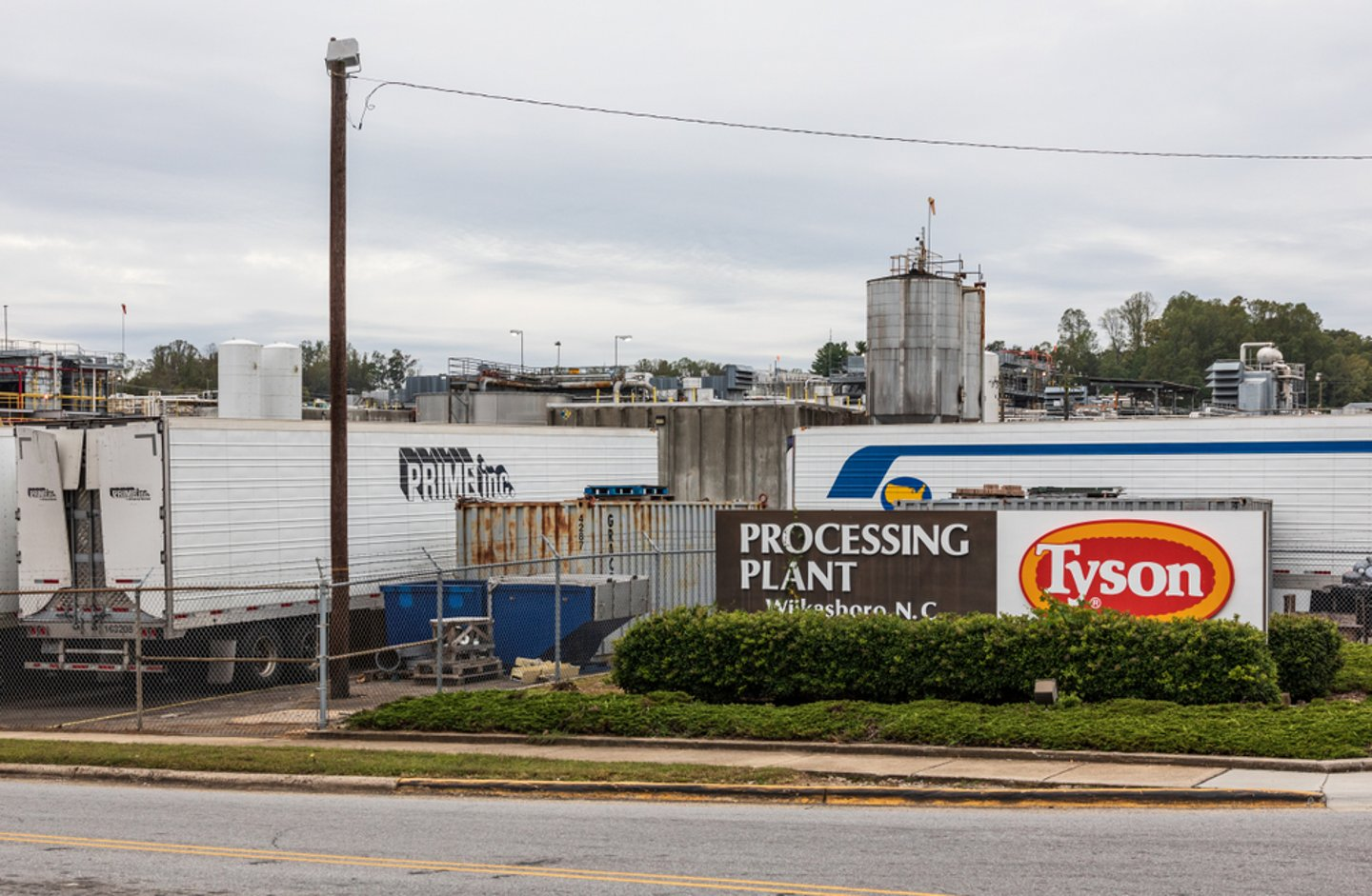 <p>A Tyson chicken plant in a small town is an example of a…</p>