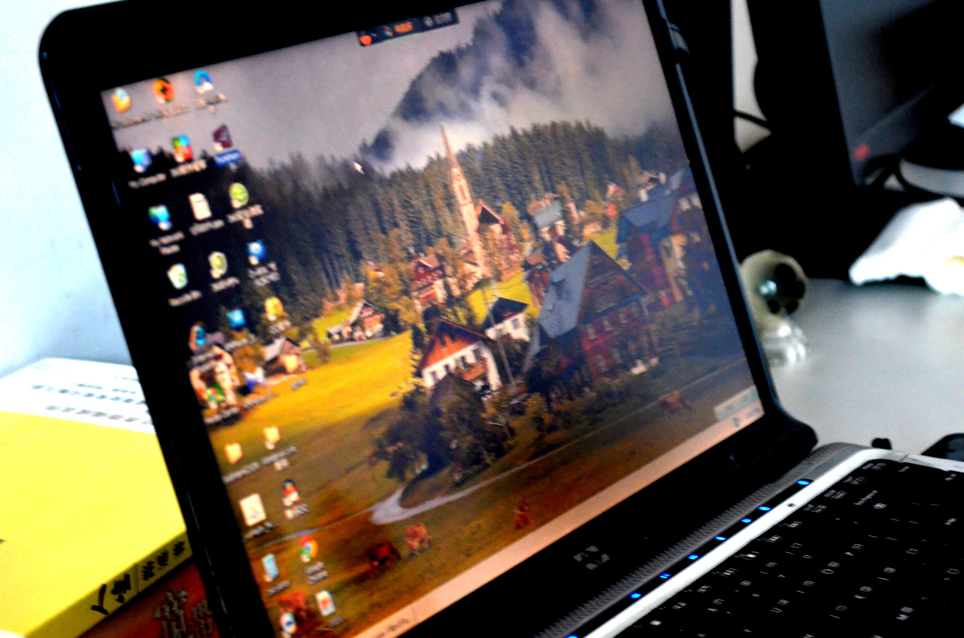 <p>(n) màn hình, màn chiếu</p>