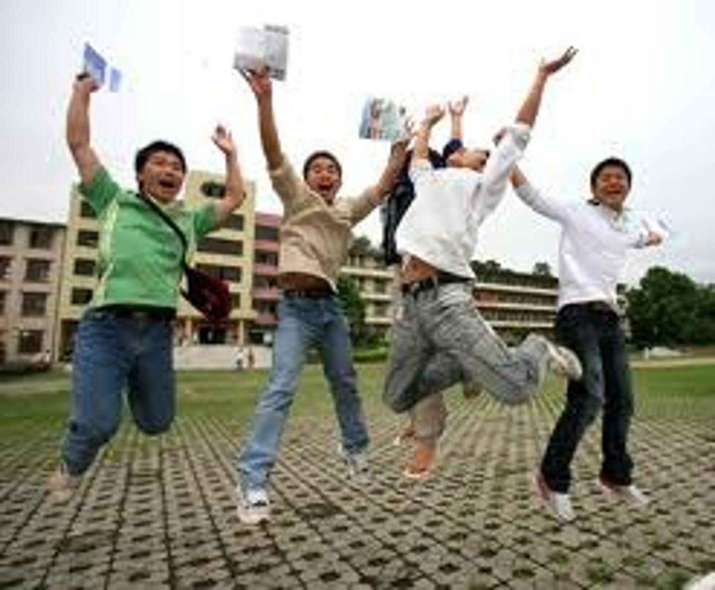 <p>веселитися</p>