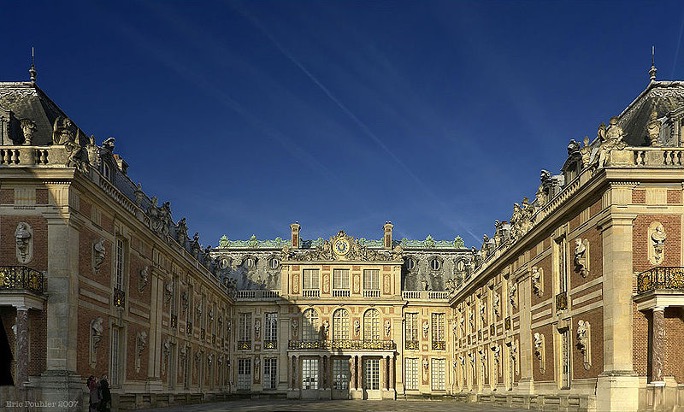 <p>King Louis  XIV started the building of the extraordinarily magnificent French summer palace in the 1660s </p>