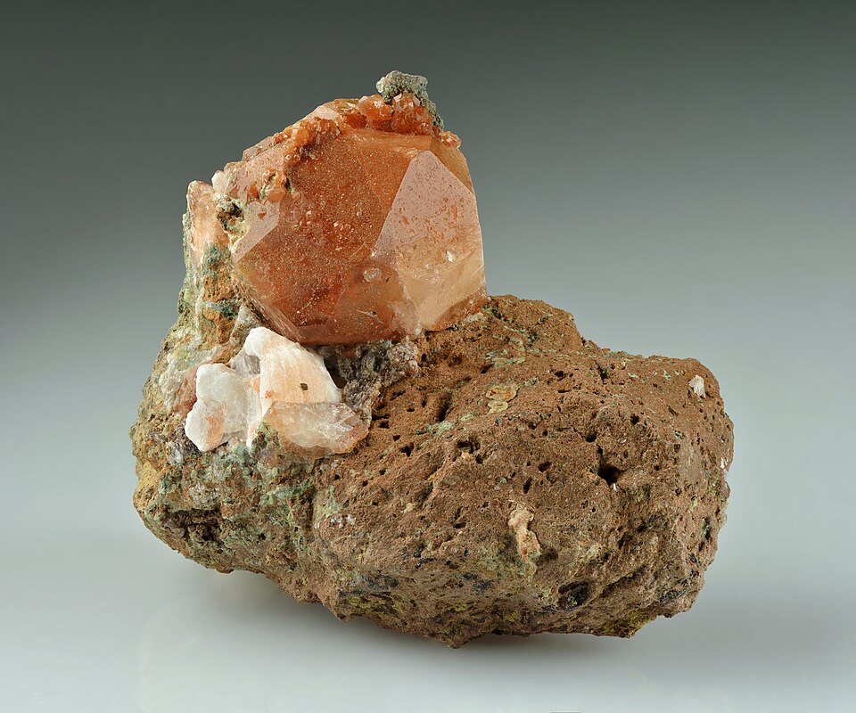 <p><span>NaAlSi</span><sub>2</sub><span>O</span><sub>6</sub><span> • (H</span><sub>2</sub><span>O)</span></p><p><span>Gruppo dei Zeolites</span></p>