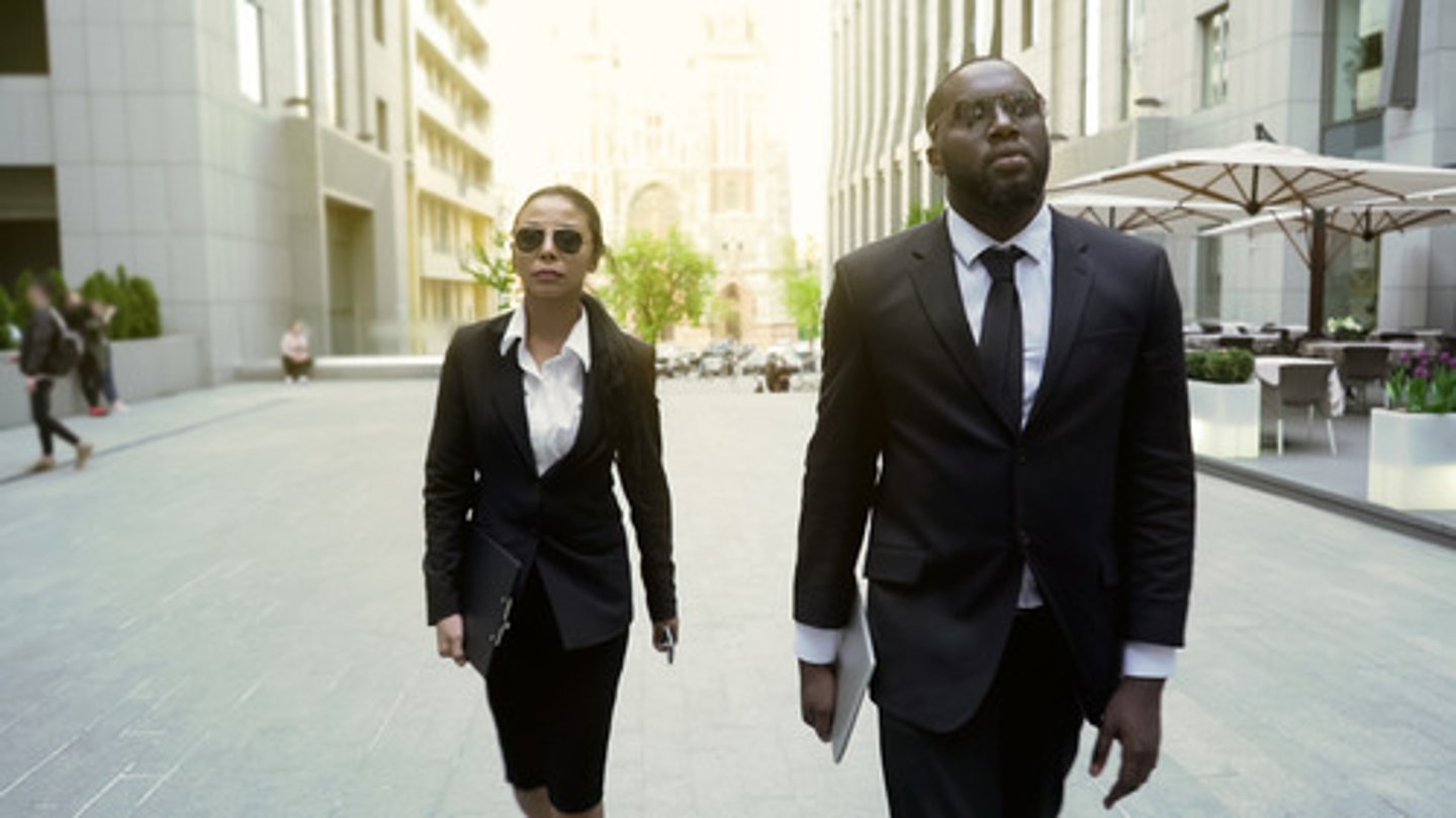 <p>the male federal agent</p>