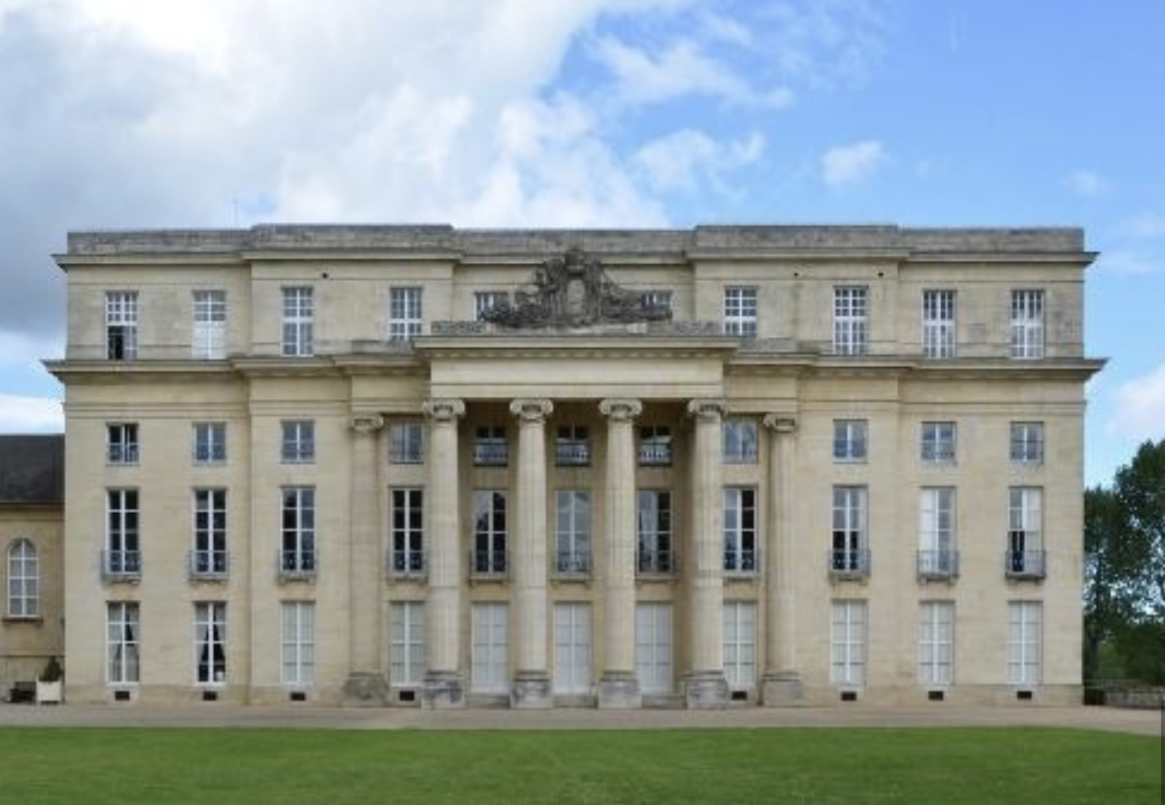 <p>- Bâtiment encore très décoré mais néoclassique</p><p>- Impression d’ondulation</p><p>- On trouve tout de même sur qq chose de sévère :</p><p>monochromie, travées, registre</p><p>- Intérieur est traité comme l’extérieur (grande colonne</p><p>- Caissons fleuri</p>