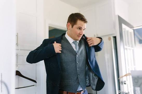 <p>Il a mis</p><p>Il a mis son manteau avant de sortir</p>