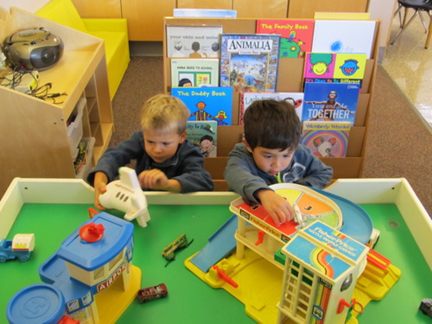 <p>activity in which play occurs side by side</p><p>*less stressful for kids with ASD as eye contact is not forced</p>