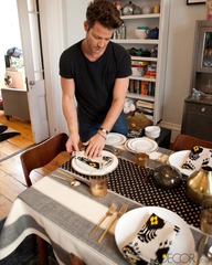 Set the table. (Poner)