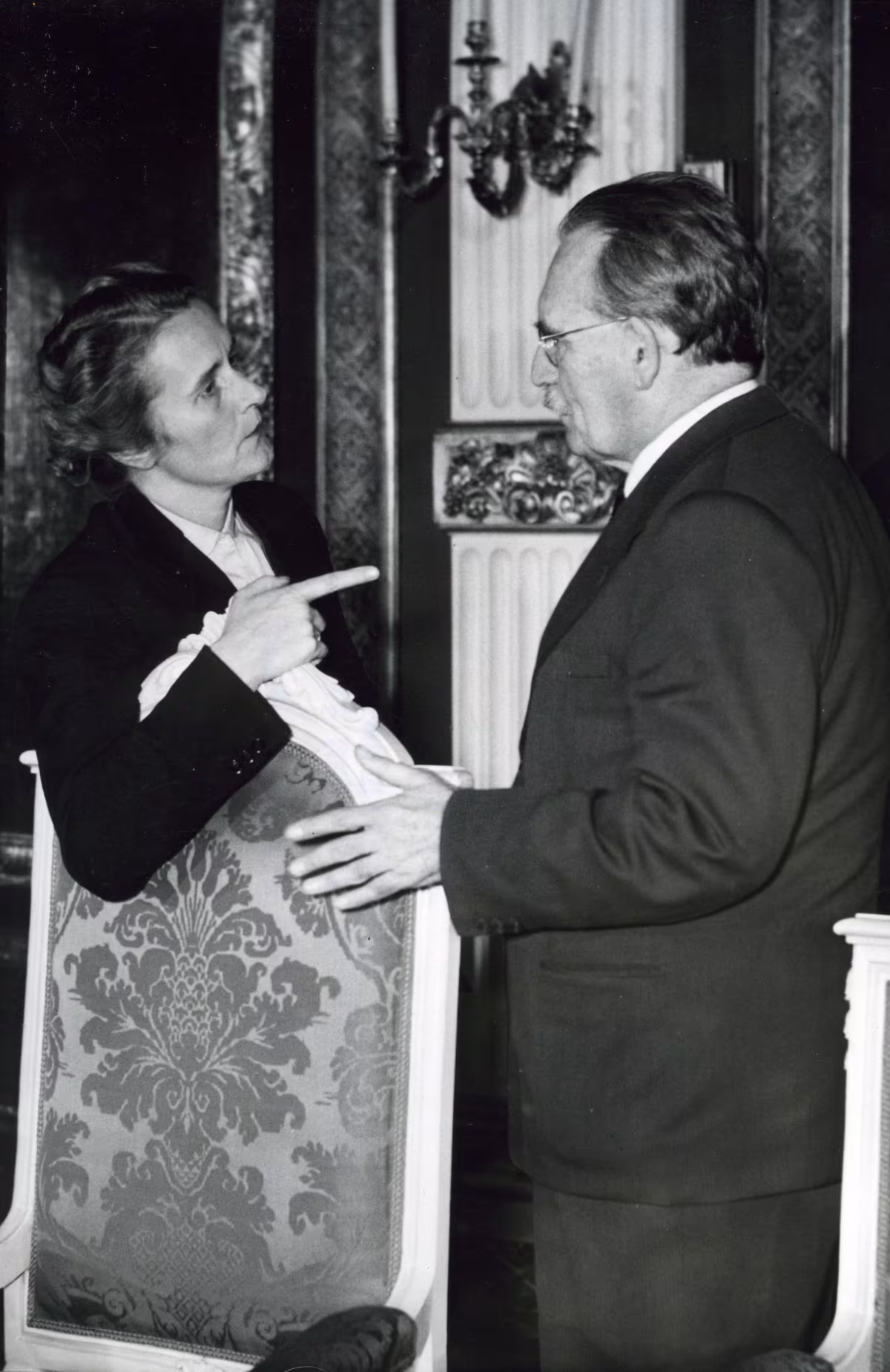 <p><span>Werd in 1956 de eerste vrouwelijke minister van Nederland. Onder haar leiding werd de zorg voor bejaarden verbeterd en de Algemene bijstandswet ingevoerd. In 1967 had ze de kans om de eerste vrouwelijke premier te worden, maar ze dacht dat Nederland daar ‘nog niet rijp’ voor was.</span></p>