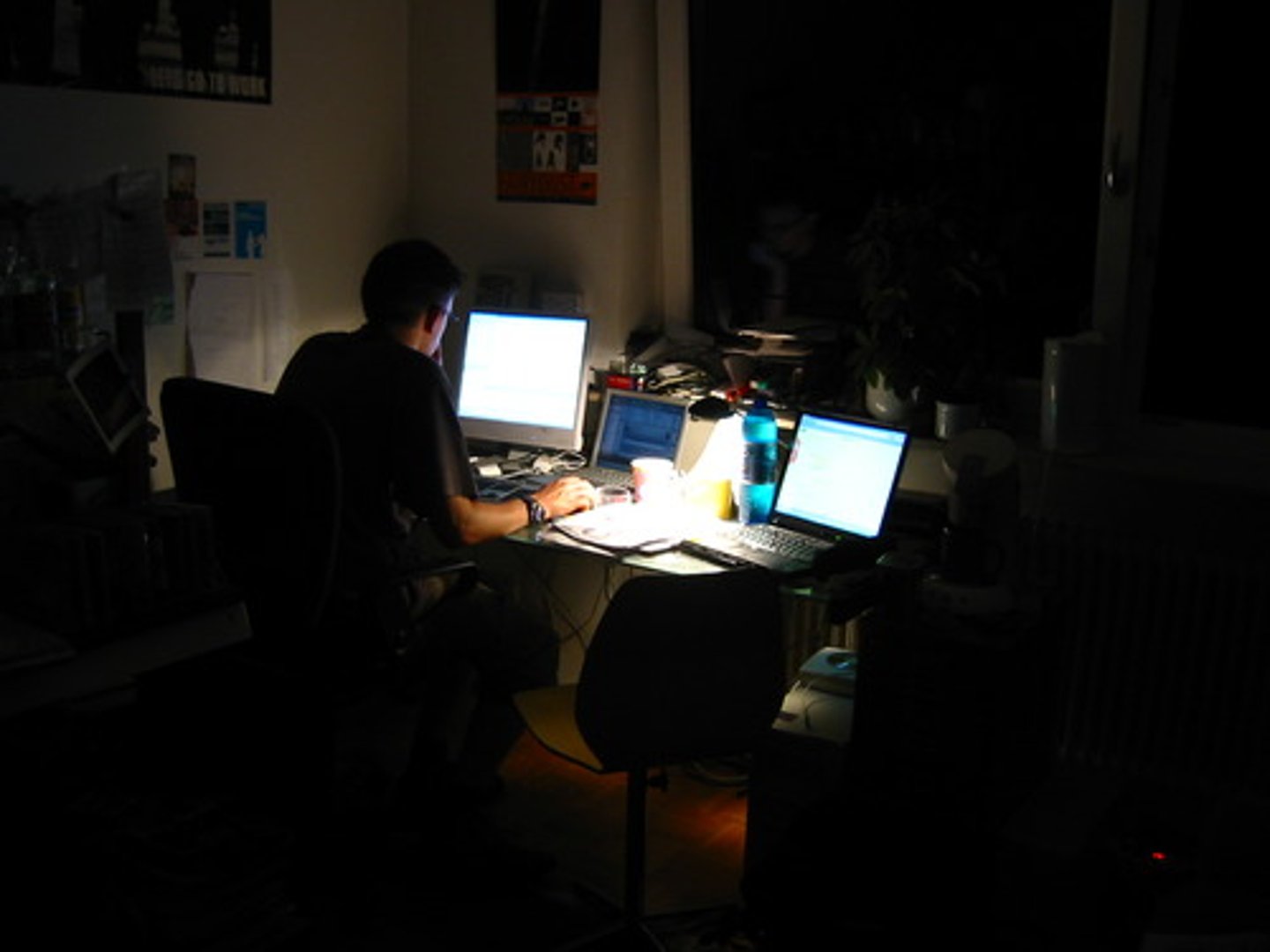 <p>thức đêm để học</p>