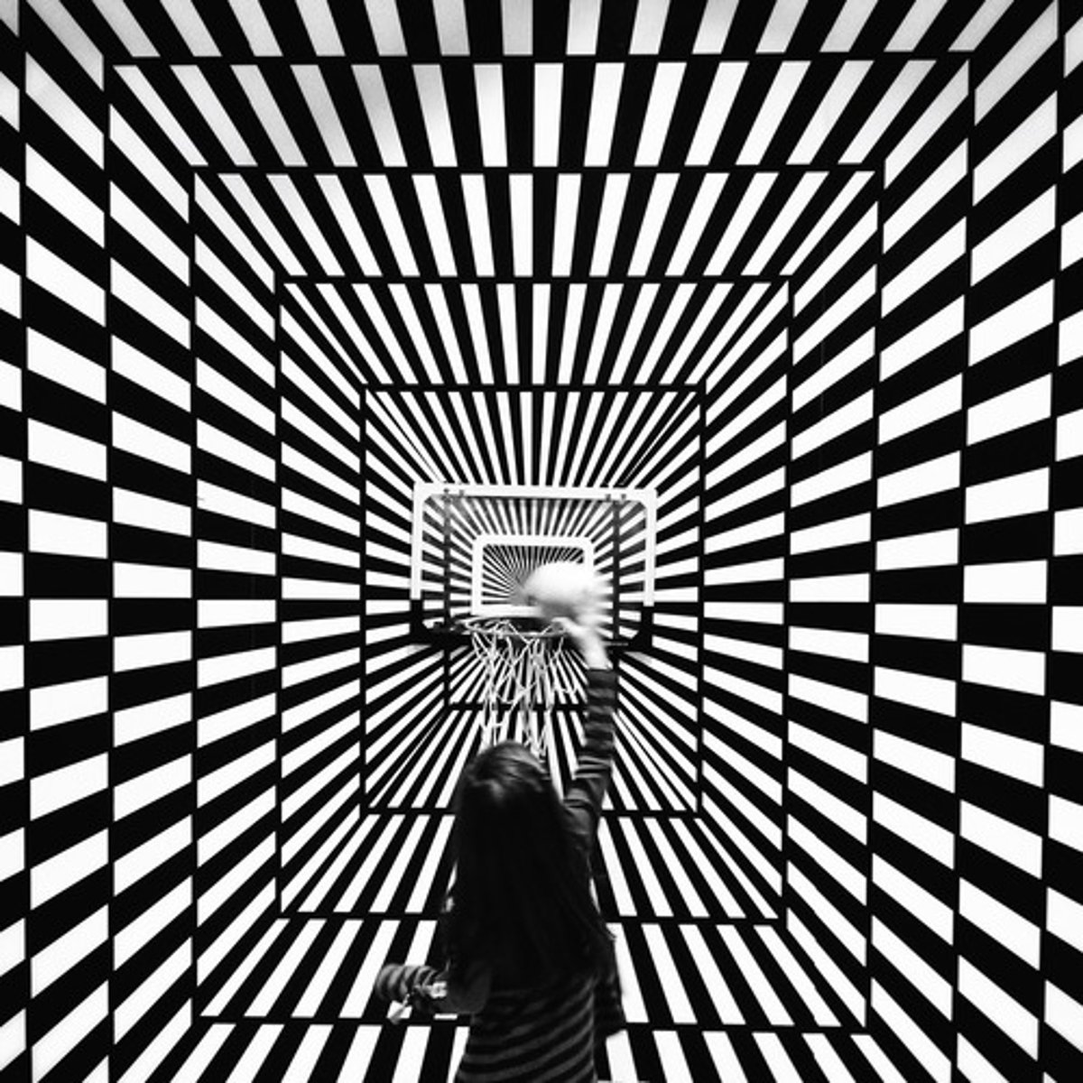 <p>appearance of being real, false impression (ảo ảnh, ảo giác). Example: It was just an optical illusion.</p>