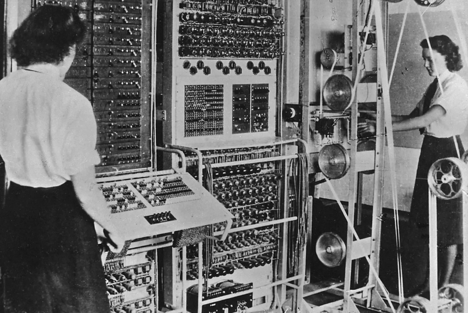 <p>Londonis 1943: saksa allveelaevade salakirja dekodeerimiseks. (1800 elektronlampi).</p>