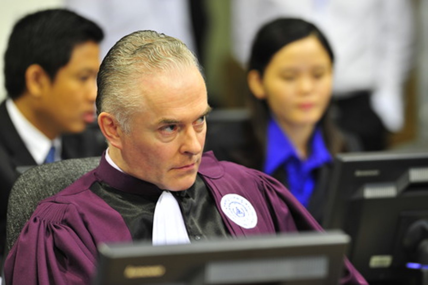 <p>Công tố viên - người buộc tội trong tòa án. (The prosecutor presented strong evidence - Công tố viên đưa ra bằng chứng mạnh mẽ.)</p>