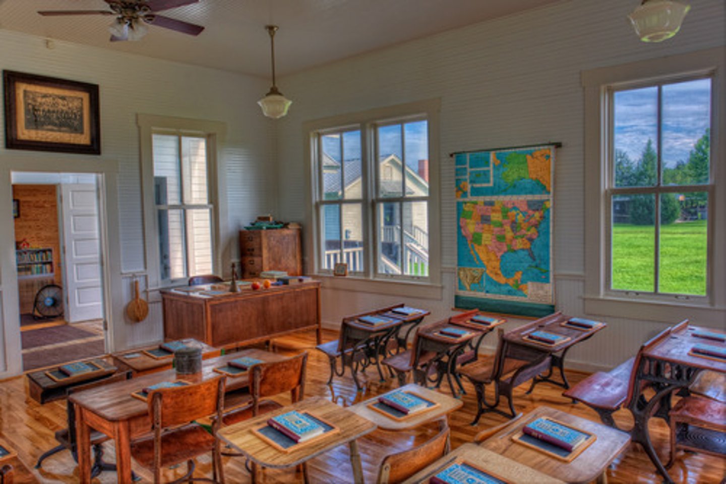 <p>(n.) a room in school where you learn.</p>