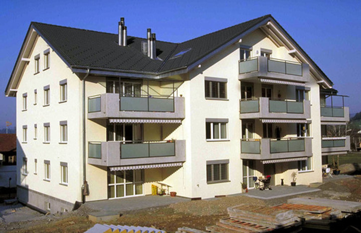 <p>nhà nhiều hộ / apartment building with multiple families</p>