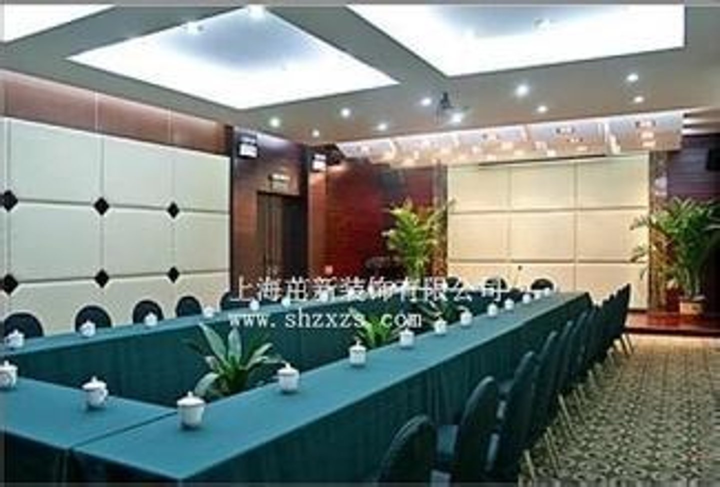 <p>【huìyì】hội nghị; cuộc họp</p><p>明天的会议9点开始。</p>