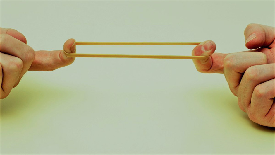 <p>can stretch and return to its original shape, can keep the shape after being pulled (lycra, rubber band) - có thể co về hình dạng ban đầu sau khi bị co, kéo dãn</p>