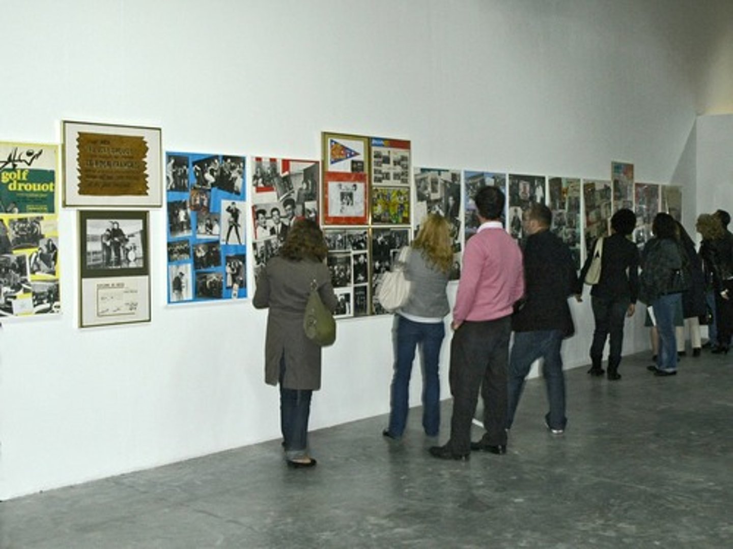<p>відвідувати виставку</p>
