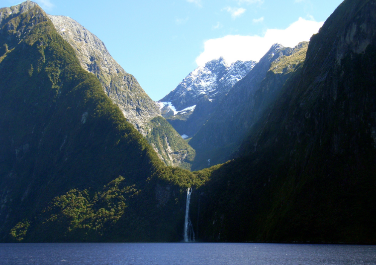 * Glacial abrasion landform


* Smaller valleys full of ice flow into each other, they combine and push down on surface forming a valley underneath, as the ice retreats a well defined high-elevation valley is left behind