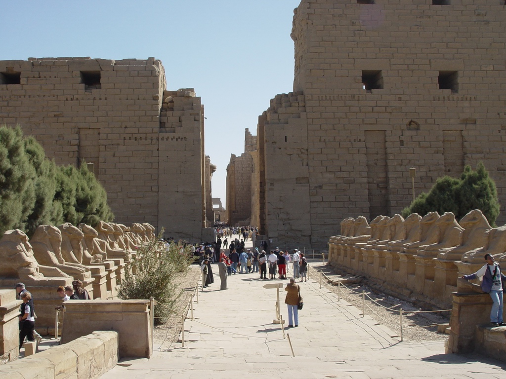 <p>located in&nbsp;egypt; ranging from 2055 BC - 100 AD</p><p>features grand processional ways, obelisks, and babylonian or mesopotamian features (square like, cubic, etc.)</p>