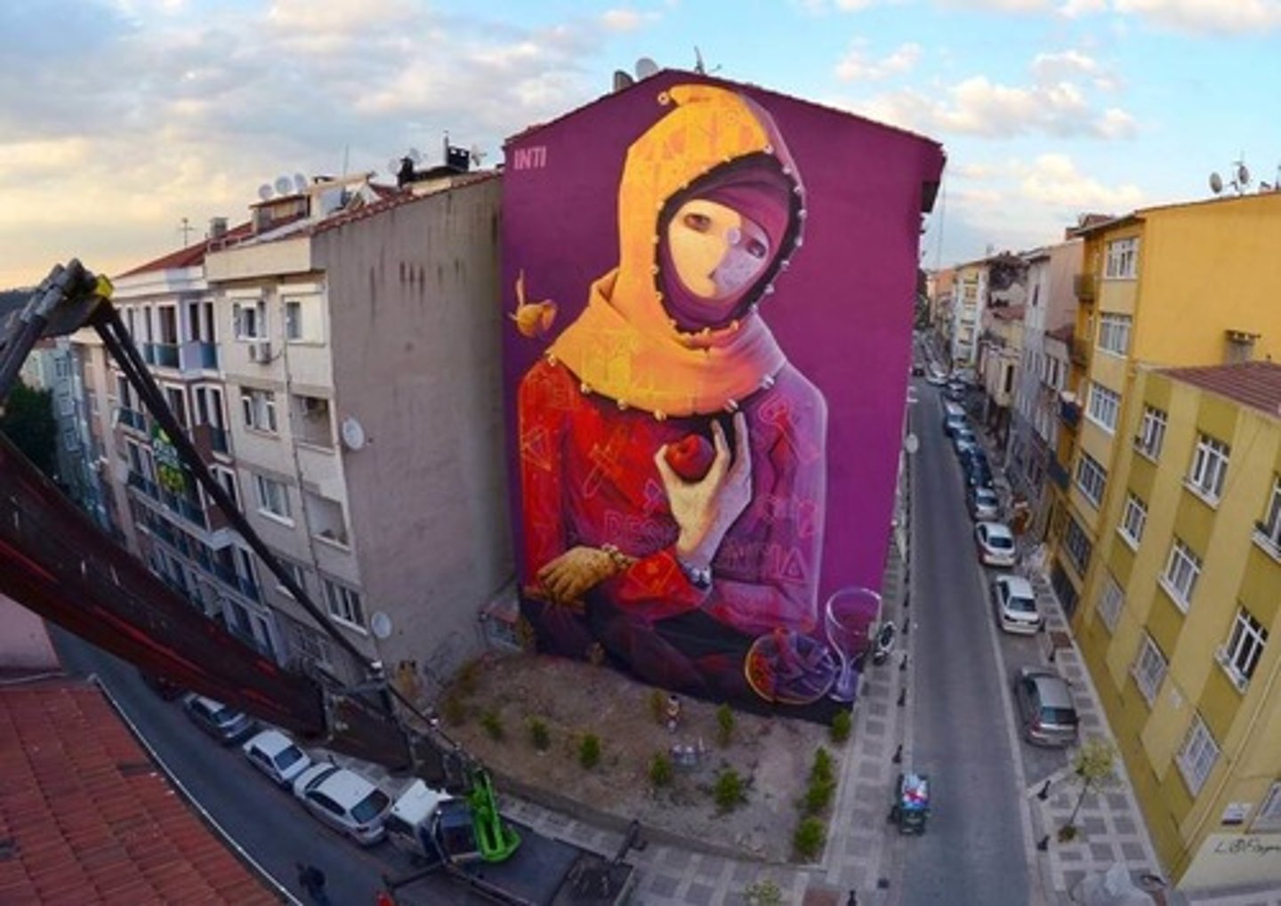 <p>Enormous murals and violet and gold<br>Scared imagery<br>Madonna like female figures<br>Very vibrant colors used</p>
