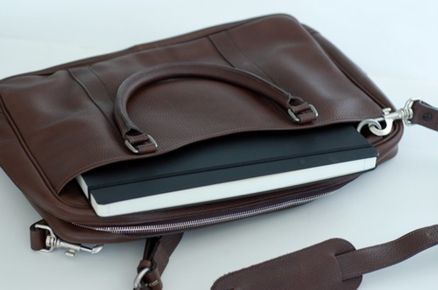 <p>cặp sách, túi sách</p>