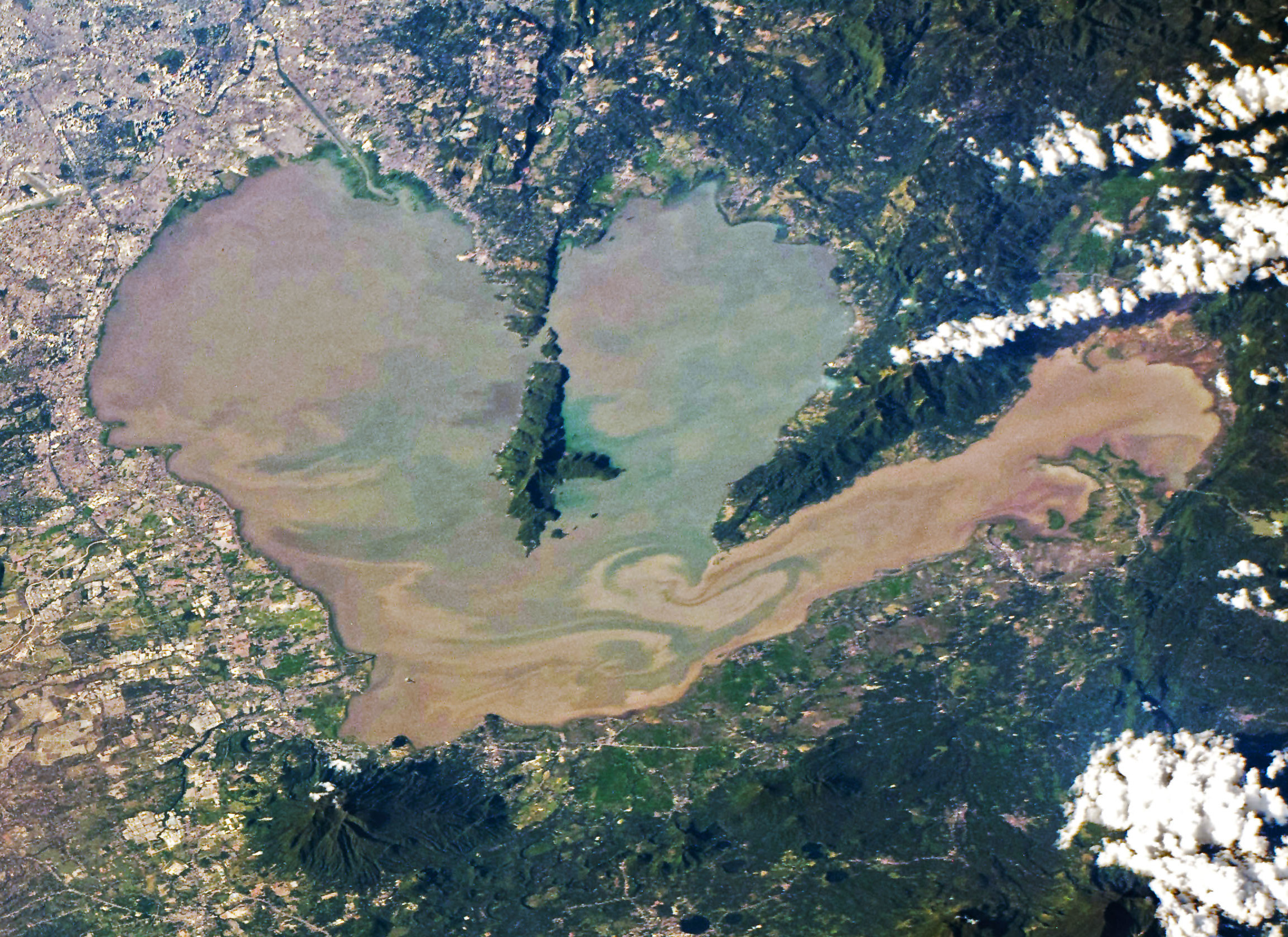 <p><span style="color: rgb(0, 0, 0)">Largest lake in the Philippines, third largest freshwater lake in SEA</span><br><span style="color: rgb(0, 0, 0)"><br>Divided into four (4) bay: West Bay, Central Bay and East Bay, and South Bay</span></p><p><span style="color: rgb(0, 0, 0)"><br>It covers a surface of 900 sq. km stretching over Rizal and Laguna.</span></p>