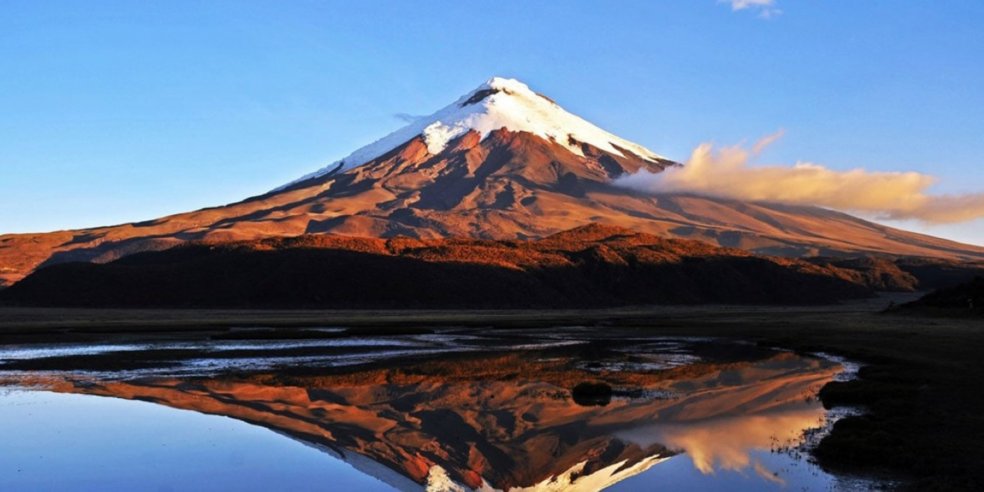 <ul><li><p><strong>Volcán Cotopaxi</strong></p></li><li><p><strong>Segundo</strong> más alto del país</p></li><li><p>Más popular entre los turistas</p></li><li><p><strong>5.897</strong> metros (19.347 pies)</p></li><li><p>Puede verse a cientos de kilómetros de distancia</p></li><li><p>Última erupción mayor fue en <strong>1904</strong></p></li><li><p>Emisiones de vapor y cenizas</p></li><li><p>Pequeños temblores</p></li></ul><p></p>